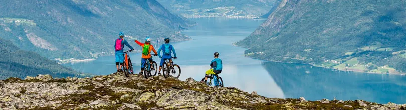 Guided electric bike tour in Norway © Chris Holter/Norrøna. 